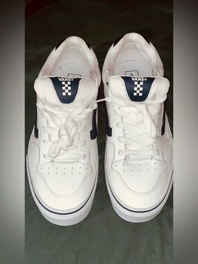 Men’s Vans White and Navy Low-Top Skate Sneakers (Size13”)
